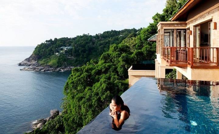 Luxury Travel Blog by Wandering Carol: Exploring Opulent Destinations with Style